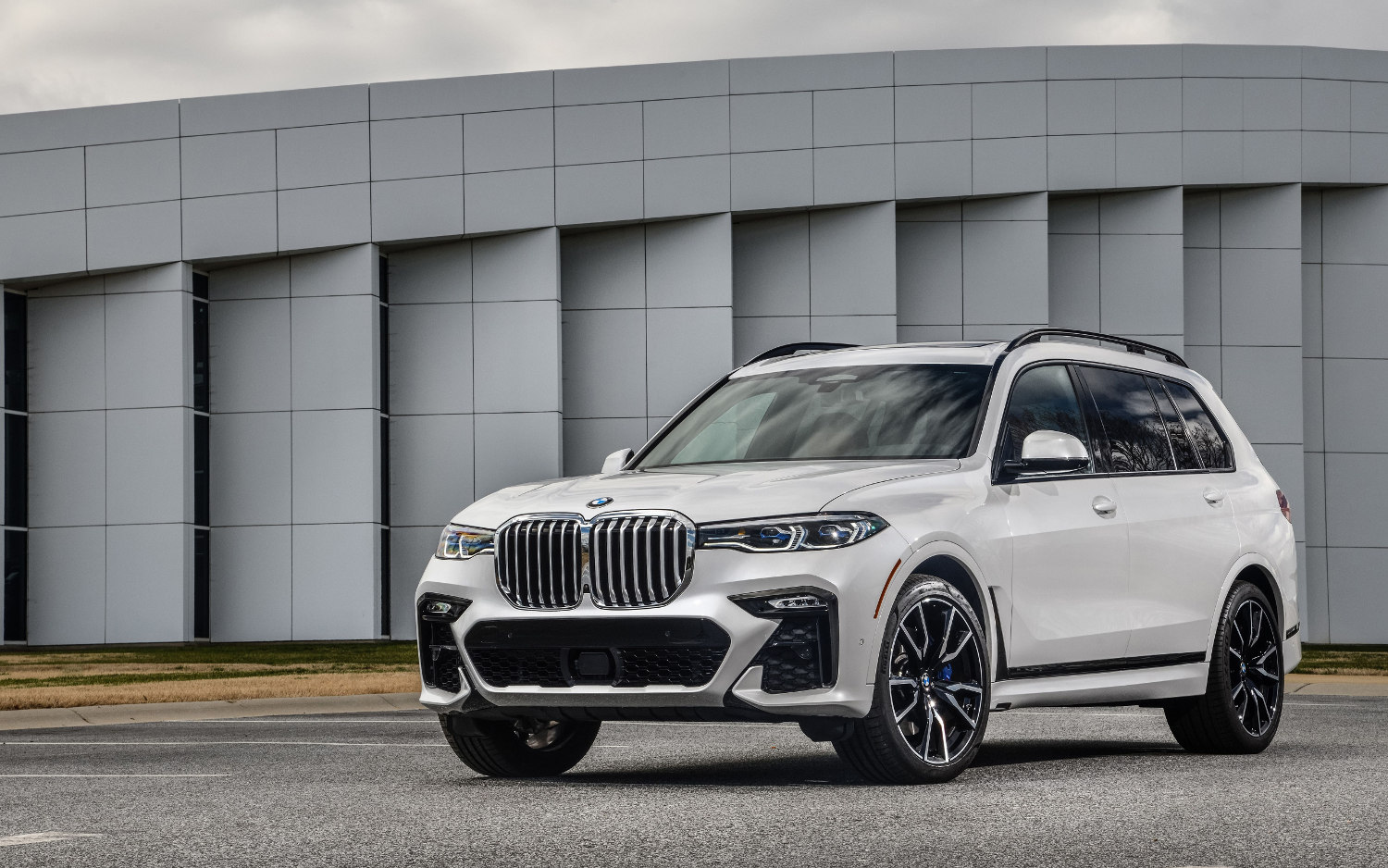Comparison - BMW X7 xDrive50i 2019 - vs - BMW X7 M50i 2020 | SUV Drive